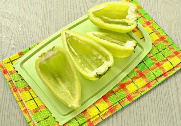 Перец, фаршированный половинками с фаршем, сыром и рисом в духовке Перец, фаршированный половинками с фаршем, сыром и рисом в духовке