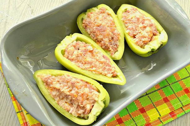 Перец, фаршированный половинками с фаршем, сыром и рисом в духовке Перец, фаршированный половинками с фаршем, сыром и рисом в духовке