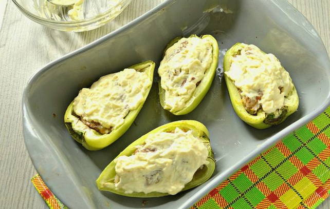 Перец, фаршированный половинками с фаршем, сыром и рисом в духовке Перец, фаршированный половинками с фаршем, сыром и рисом в духовке