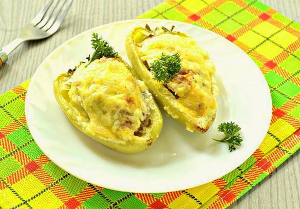 Перец, фаршированный половинками с фаршем, сыром и рисом в духовке Перец, фаршированный половинками с фаршем, сыром и рисом в духовке