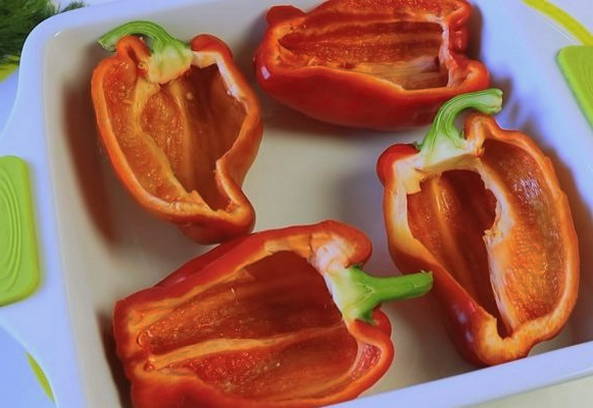 Фаршированные перцы с курицей половинками в духовке Фаршированные перцы с курицей половинками в духовке