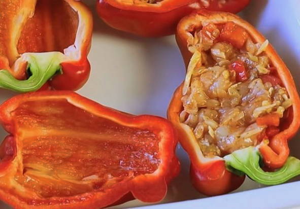 Фаршированные перцы с курицей половинками в духовке Фаршированные перцы с курицей половинками в духовке