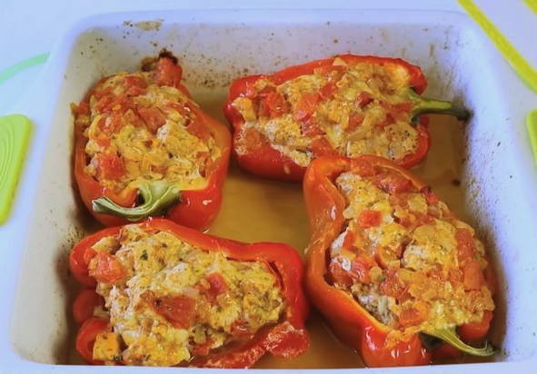 Фаршированные перцы с курицей половинками в духовке Фаршированные перцы с курицей половинками в духовке