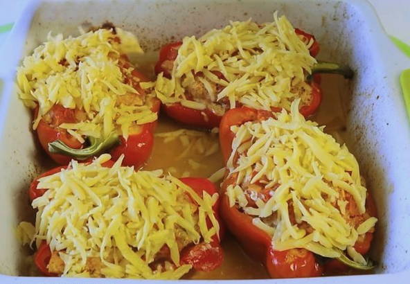 Фаршированные перцы с курицей половинками в духовке Фаршированные перцы с курицей половинками в духовке
