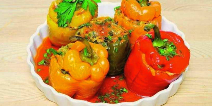 Перец, фаршированный овощами в духовке