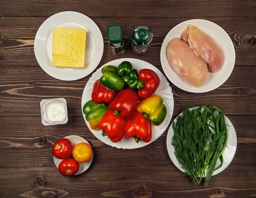 Фаршированный перец половинками с куриной грудкой и сыром в духовке Фаршированный перец половинками с куриной грудкой и сыром в духовке