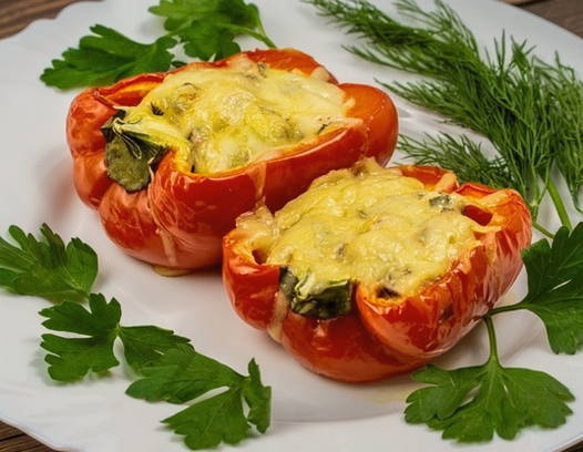 Фаршированный перец половинками с куриной грудкой и сыром в духовке Фаршированный перец половинками с куриной грудкой и сыром в духовке
