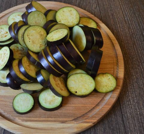 Маринованные баклажаны с чесноком, зеленью, уксусом и маслом