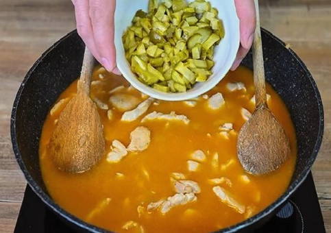 Бефстроганов из курицы в сливочном соусе на сковороде Бефстроганов из курицы в сливочном соусе на сковороде