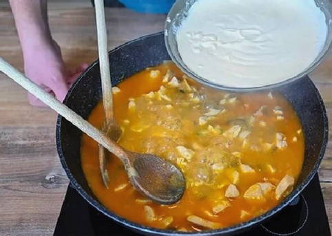 Бефстроганов из курицы в сливочном соусе на сковороде Бефстроганов из курицы в сливочном соусе на сковороде