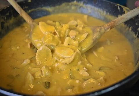 Бефстроганов из курицы в сливочном соусе на сковороде Бефстроганов из курицы в сливочном соусе на сковороде