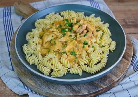 Бефстроганов из курицы в сливочном соусе на сковороде Бефстроганов из курицы в сливочном соусе на сковороде