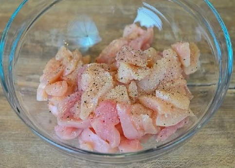 Бефстроганов из курицы в сливочном соусе на сковороде Бефстроганов из курицы в сливочном соусе на сковороде