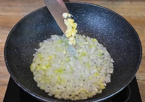 Бефстроганов из курицы в сливочном соусе на сковороде Бефстроганов из курицы в сливочном соусе на сковороде