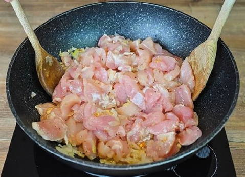 Бефстроганов из курицы в сливочном соусе на сковороде Бефстроганов из курицы в сливочном соусе на сковороде