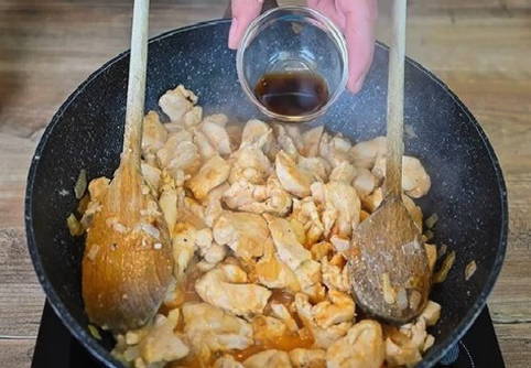 Бефстроганов из курицы в сливочном соусе на сковороде Бефстроганов из курицы в сливочном соусе на сковороде