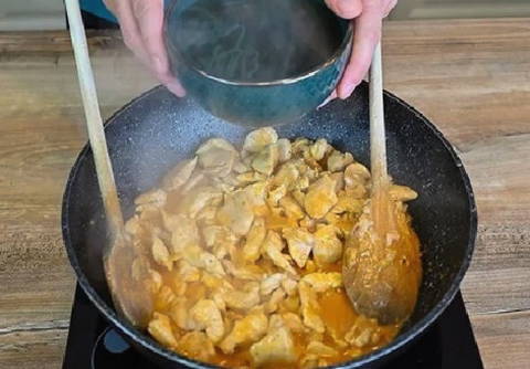 Бефстроганов из курицы в сливочном соусе на сковороде Бефстроганов из курицы в сливочном соусе на сковороде