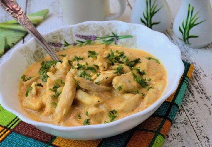 Куриный бефстроганов со сметаной на сковороде