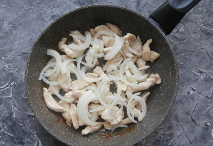 Куриный бефстроганов со сметаной на сковороде