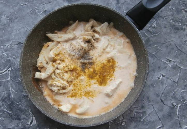 Куриный бефстроганов со сметаной на сковороде