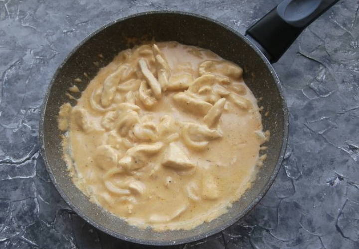 Куриный бефстроганов со сметаной на сковороде