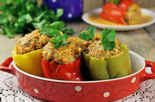 Фаршированные перцы с фаршем и рисом на сковороде