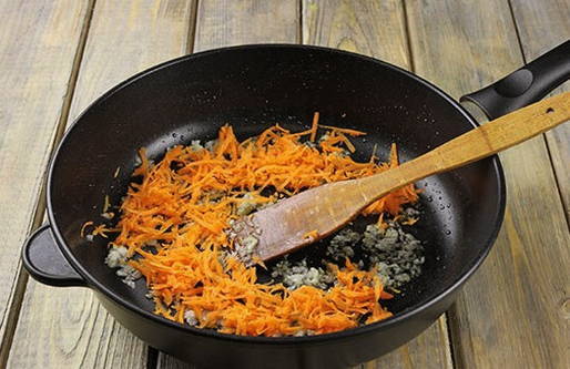 Фаршированные перцы с фаршем и рисом на сковороде
