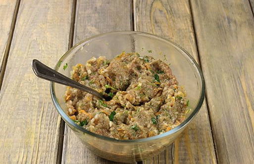Фаршированные перцы с фаршем и рисом на сковороде