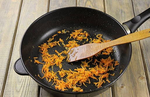 Фаршированные перцы с фаршем и рисом на сковороде