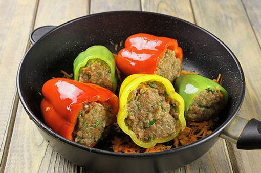 Фаршированные перцы с фаршем и рисом на сковороде