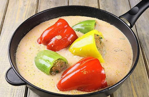 Фаршированные перцы с фаршем и рисом на сковороде