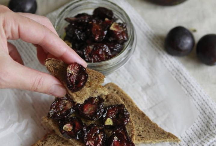 Вяленая слива с чесноком и прованскими травами в масле