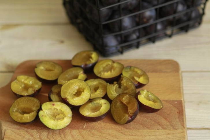 Вяленая слива с чесноком и прованскими травами в масле