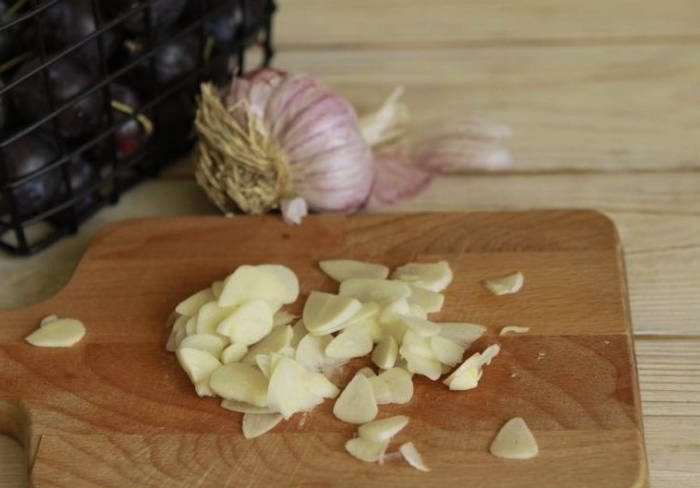 Вяленая слива с чесноком и прованскими травами в масле