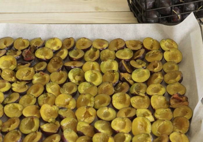 Вяленая слива с чесноком и прованскими травами в масле