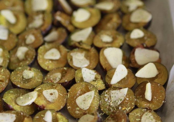 Вяленая слива с чесноком и прованскими травами в масле