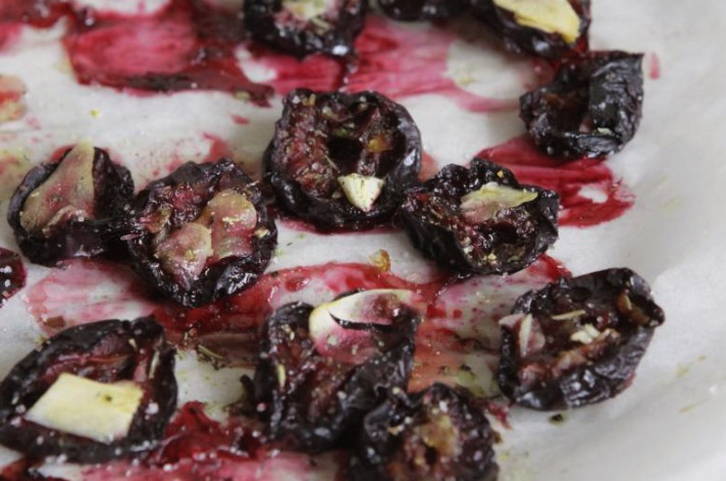 Вяленая слива с чесноком и прованскими травами в масле