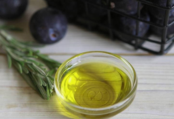 Вяленая слива с чесноком и прованскими травами в масле