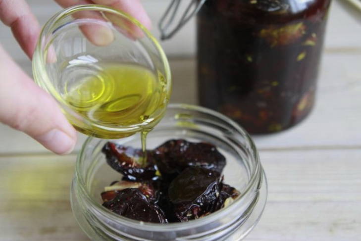 Вяленая слива с чесноком и прованскими травами в масле