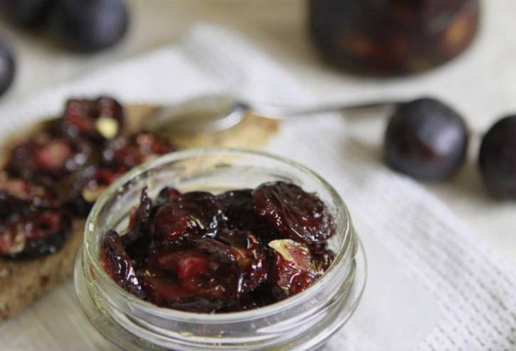 Вяленая слива с чесноком и прованскими травами в масле