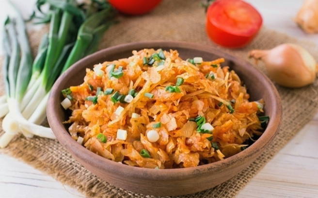 Классическая тушеная капуста на сковороде