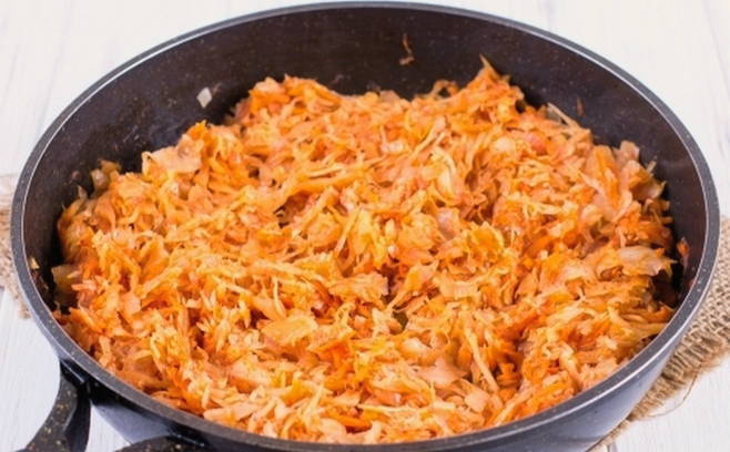 Классическая тушеная капуста на сковороде Классическая тушеная капуста на сковороде