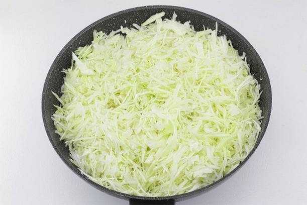Классическая тушеная капуста на сковороде Классическая тушеная капуста на сковороде