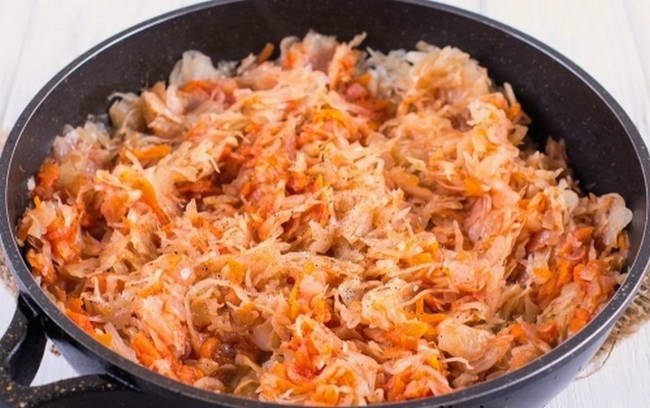 Классическая тушеная капуста на сковороде Классическая тушеная капуста на сковороде