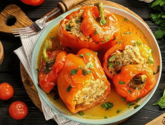 Классические фаршированные перцы с фаршем и рисом в кастрюле