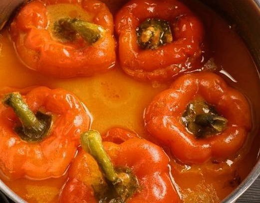 Классические фаршированные перцы с фаршем и рисом в кастрюле