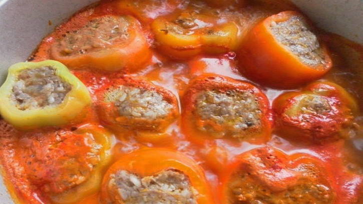 Классические фаршированные перцы с фаршем и рисом в кастрюле