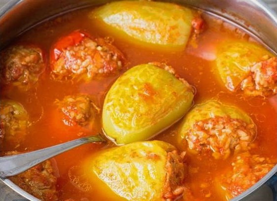 Классические фаршированные перцы с фаршем и рисом в кастрюле