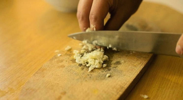 Классические фаршированные перцы с фаршем и рисом в кастрюле