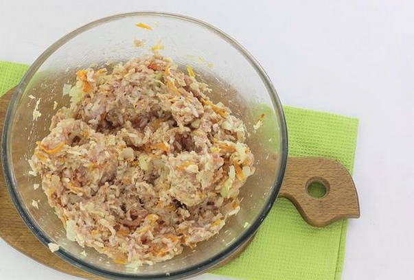 Классические фаршированные перцы с фаршем и рисом в кастрюле